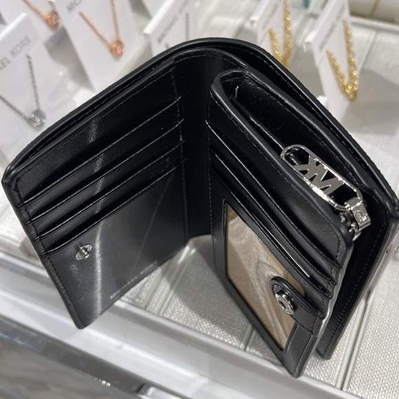 Michael Kors Empire Medium Leopard Logo Wallet
COLOR BLACK COMBO
NWT - Picture 4 of 16